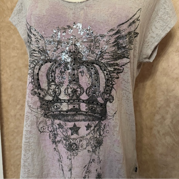 Rock & Republic Gray Purple Short Sleeve Studded Alt Grunge Crown Wings Top - Picture 2 of 9